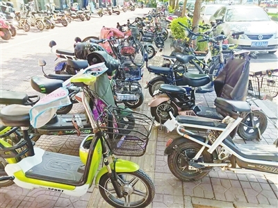 邢臺(tái)123:隨意停放機(jī)動(dòng)車(chē)電動(dòng)車(chē)、商家堆放雜物&hellip;記者走訪發(fā)現(xiàn),市區(qū)多處盲道被占用